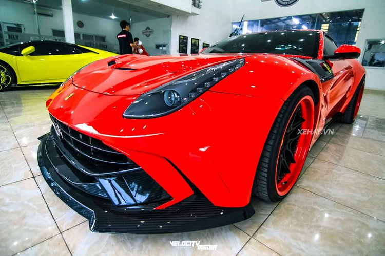 Ferrari F12 Berlinetta trong bài viết được độ gói bodykit thân rộng của hãng độ Duke Dynamics đến từ Canada với giá không dưới 35.000 USD (khoảng 840 triệu đồng). Các nâng cấp bao gồm cản trước lớn hơn được làm bằng sợi carbon, lưới tản nhiệt sửa đổi, bộ chia gió trước mới, ốp lườn hông, cản sau, ốp vòm bánh xe và cánh gió carbon trần cỡ lớn phía sau giúp tăng tính khí động học cho xe.