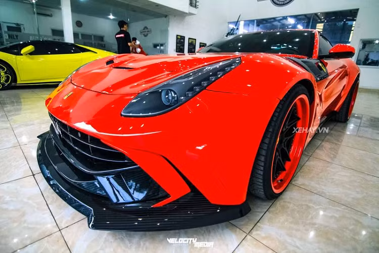 Ferrari F12 Berlinetta trong bài viết được độ gói bodykit thân rộng của hãng độ Duke Dynamics đến từ Canada với giá không dưới 35.000 USD (khoảng 840 triệu đồng). Các nâng cấp bao gồm cản trước lớn hơn được làm bằng sợi carbon, lưới tản nhiệt sửa đổi, bộ chia gió trước mới, ốp lườn hông, cản sau, ốp vòm bánh xe và cánh gió carbon trần cỡ lớn phía sau giúp tăng tính khí động học cho xe.