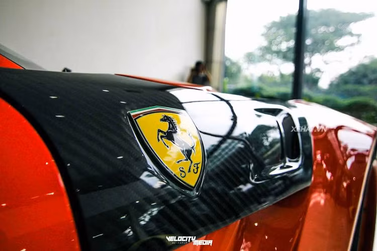 Chưa hết, với bodykit mới, Ferrari F12 Berlinetta có tới 3 lỗ thoát khí trên nắp ca-pô mới để tăng cường khả năng thoát nhiệt cho động cơ thay vì chỉ có một lỗ như trước đây.