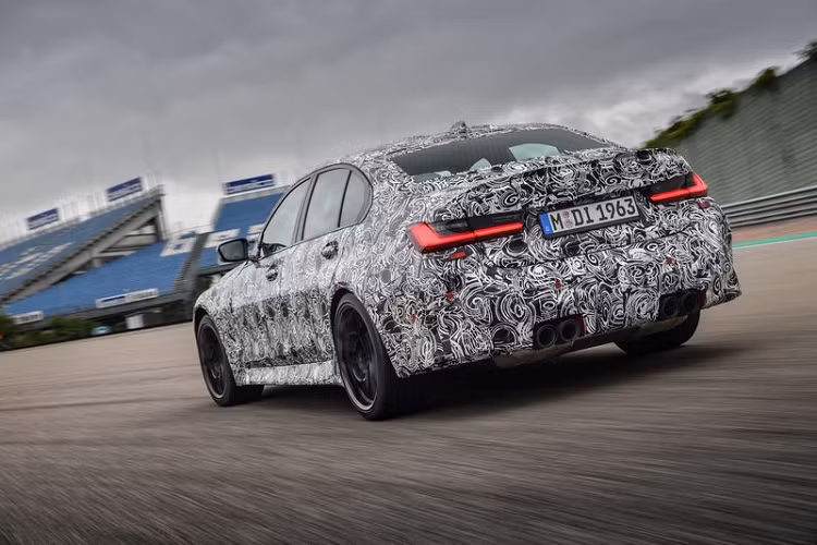 Ngoài việc tiết lộ thời điểm ra mắt và bộ ảnh chụp hai chiếc xe thử nghiệm với ngụy trang kín mít, BMW cũng đã xác nhận thông số kỹ thuật động cơ của M3 2021 và M4 2021, cụ thể, M3 / M4 mới sẽ có công suất tăng 48 mã lực ở cấu hình tiêu chuẩn và tăng 59 mã lực ở bản Competition, so với M3 / M4 hiện tại.