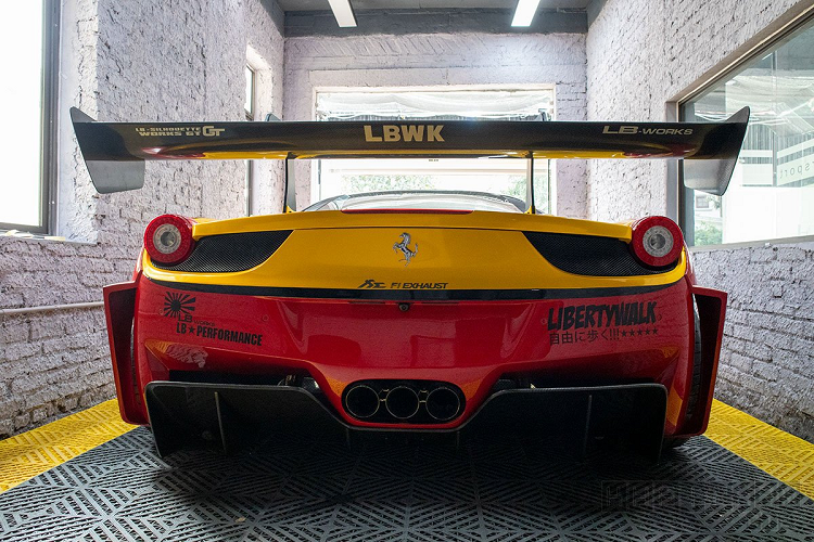 Bằng chứng là mới đây, chiếc Ferrari 458 Italia đã được chủ nhân độ gói LB-Silhouette Works đến từ hãng độ Liberty Walk. Nhờ đó, Ferrari 458 Italia đã "biến hình" để trở thành siêu phẩm triệu đô LaFerrari độc nhất Việt Nam tính đến thời điểm này.