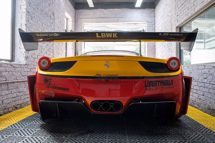 Bằng chứng là mới đây, chiếc Ferrari 458 Italia đã được chủ nhân độ gói LB-Silhouette Works đến từ hãng độ Liberty Walk. Nhờ đó, Ferrari 458 Italia đã "biến hình" để trở thành siêu phẩm triệu đô LaFerrari độc nhất Việt Nam tính đến thời điểm này.