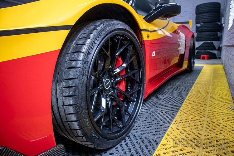 Chính vì thế, hiện tại những đại gia như Minh Nhựa hay Cường Đô la vẫn chưa thể sở hữu Ferrari LaFerrari dù bộ sưu tập siêu xe của những dân chơi này rất đồ sộ. Tuy nhiên, những tay chơi Việt thì chưa bao giờ bỏ ý định sở hữu Ferrari LaFerrari dù bằng cách này hay cách khác.