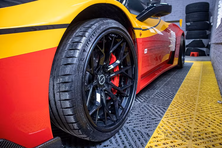 Chính vì thế, hiện tại những đại gia như Minh Nhựa hay Cường Đô la vẫn chưa thể sở hữu Ferrari LaFerrari dù bộ sưu tập siêu xe của những dân chơi này rất đồ sộ. Tuy nhiên, những tay chơi Việt thì chưa bao giờ bỏ ý định sở hữu Ferrari LaFerrari dù bằng cách này hay cách khác.