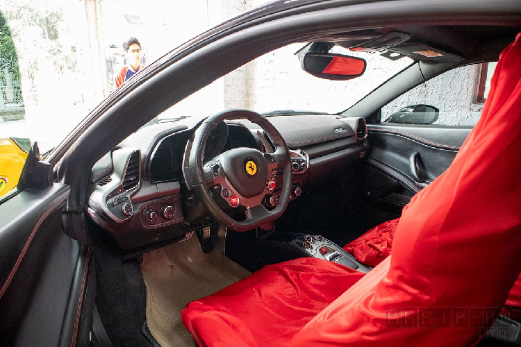 LB-Silhouette Works là gói độ thân rộng nên Ferrari 458 Italia đã được mở rộng giúp chiếc xe bề thế hơn khi nhìn bên sườn, bộ mâm Brixton sơn đen bóng cùng hốc gió cả bánh trước/sau đã giúp xe ấn tượng hơn. Gương chiếu hậu và tay nắm cửa trên bản độ Ferrari 458 Italia vẫn được giữ nguyên.