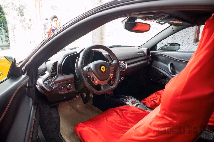 LB-Silhouette Works là gói độ thân rộng nên Ferrari 458 Italia đã được mở rộng giúp chiếc xe bề thế hơn khi nhìn bên sườn, bộ mâm Brixton sơn đen bóng cùng hốc gió cả bánh trước/sau đã giúp xe ấn tượng hơn. Gương chiếu hậu và tay nắm cửa trên bản độ Ferrari 458 Italia vẫn được giữ nguyên.