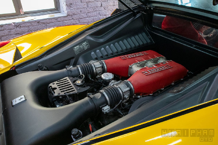 Trong khi đó, đuôi xe Ferrari LaFerrari "nhái" này sở hữu cánh lướt gió trên cỡ lớn gắn cố định, cánh chia gió ở cản sau tương tự và sử dụng chất liệu carbon. Hệ thống đèn hậu trên Ferrari 458 Italia độ này là dạng LED, ống xả 2 bên cũng thay đổi loại Fi Exhaust. Theo tiết lộ, chiếc siêu xe mới này còn có thể nâng hạ gầm với hệ thống treo khí nén Airrex.