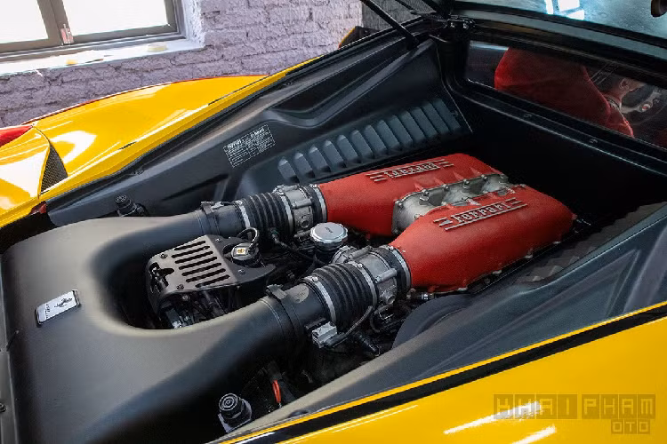 Trong khi đó, đuôi xe Ferrari LaFerrari "nhái" này sở hữu cánh lướt gió trên cỡ lớn gắn cố định, cánh chia gió ở cản sau tương tự và sử dụng chất liệu carbon. Hệ thống đèn hậu trên Ferrari 458 Italia độ này là dạng LED, ống xả 2 bên cũng thay đổi loại Fi Exhaust. Theo tiết lộ, chiếc siêu xe mới này còn có thể nâng hạ gầm với hệ thống treo khí nén Airrex.