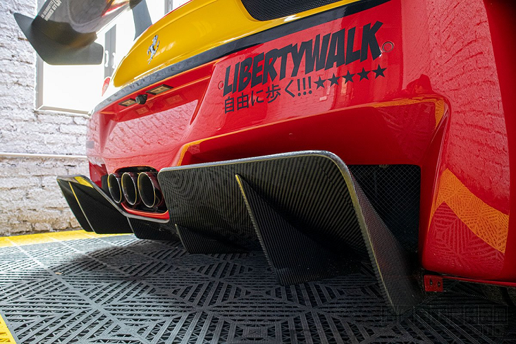 Về ngoại hình, chiếc Ferrari 458 Italia độ này ấn tượng nhờ gói độ LB-Silhouette Works đầu tiên tại Việt Nam. Thay đổi lớn nhất của Ferrari 458 Italia đến từ hốc gió phía trước cỡ lớn giúp nhiều người nghĩ đến LaFerrari, cản trước và cánh hướng gió 2 bên được sử dụng vật liệu carbon giúp trọng lượng xe giảm đáng kể. Đặc biệt, trên nắp ca-pô Ferrari 458 Italia độ với 2 hốc gió lớn cũng sử dụng carbon.