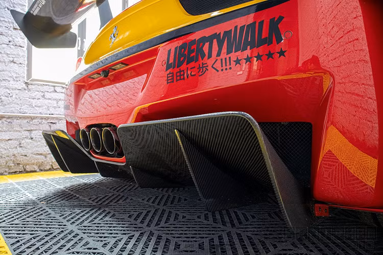 Về ngoại hình, chiếc Ferrari 458 Italia độ này ấn tượng nhờ gói độ LB-Silhouette Works đầu tiên tại Việt Nam. Thay đổi lớn nhất của Ferrari 458 Italia đến từ hốc gió phía trước cỡ lớn giúp nhiều người nghĩ đến LaFerrari, cản trước và cánh hướng gió 2 bên được sử dụng vật liệu carbon giúp trọng lượng xe giảm đáng kể. Đặc biệt, trên nắp ca-pô Ferrari 458 Italia độ với 2 hốc gió lớn cũng sử dụng carbon.