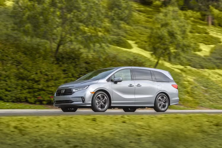 Odyssey 2021 còn sở hữu một nâng cấp cực an toàn và tiện lợi, chính là hệ thống cảnh báo chuyển động hàng ghế sau. Hệ thống này chính là một trợ thủ cực kỳ đắc lực với những gia đình có con nhỏ khi phát hiện người lái có bỏ quên trẻ em hay vật nuôi ở trên xe. Lúc này, hệ thống sẽ phát ra những âm thanh cảnh báo quanh xe và gửi tin nhắn đến điện thoại của chủ nhân. Đây chính là trang bị được nâng cấp đáng giá và tiện dụng cho mọi gia đình.