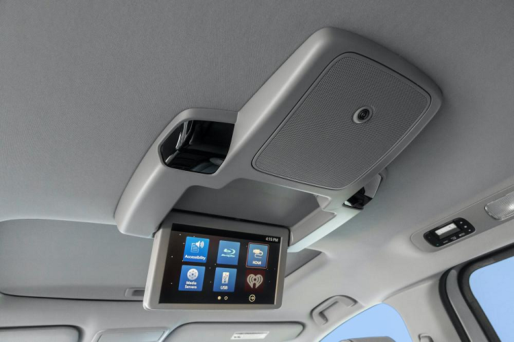 Khu vực trung tâm táp lô được trang bị một màn hình cảm ứng có kích thước 8 inch bọc viền đen sang trọng. Vô lăng đa chức năng 4 chấu được bọc da cũng là trang bị cơ bản trên mẫu xe này. Màn hình trung tâm của Odyssey 2021 là dạng màn hình cảm ứng có kích thước 8 inch, hỗ trợ kết nối Apple CarPlay và Android Auto. Ngoài ra, hệ thống giải trí cũng hỗ trợ phát sóng 4G LTE để sử dụng Wi-fi trong xe. Phiên bản này cũng được trang bị hệ thống CabinTalk cho phép tài xế khuếch đại tiếng nói của mình khi muốn thông báo đến các hành khách ở sau.