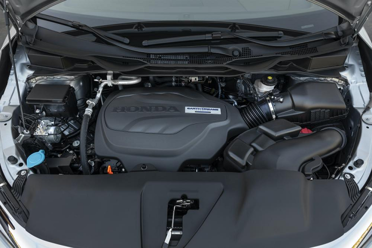 Magic Slide là tính năng mà hàng ghế thứ 2, gồm cả 3 chỗ ngồi cá nhân đều có thể di chuyển được từ bên này sang bên kia và giúp hành khách bước vào hàng ghế thứ 3 dễ dàng hơn cũng như cải thiện được thêm không gian hơn. Bên cạnh đó, 4 cổng USB cũng được trang bị cho khoang hành khách giúp tiện dụng hơn và thảm lót sàn của xe cũng được tuỳ chọn khi mua với 3 màu sắc khác nhau.