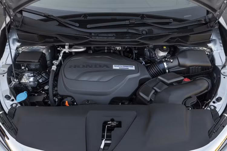 Magic Slide là tính năng mà hàng ghế thứ 2, gồm cả 3 chỗ ngồi cá nhân đều có thể di chuyển được từ bên này sang bên kia và giúp hành khách bước vào hàng ghế thứ 3 dễ dàng hơn cũng như cải thiện được thêm không gian hơn. Bên cạnh đó, 4 cổng USB cũng được trang bị cho khoang hành khách giúp tiện dụng hơn và thảm lót sàn của xe cũng được tuỳ chọn khi mua với 3 màu sắc khác nhau.