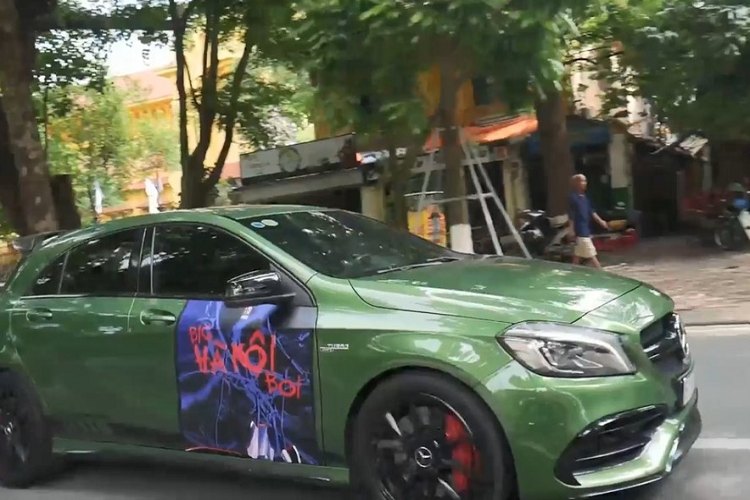 Và một chiếc Mercedes-Benz A45 AMG.
