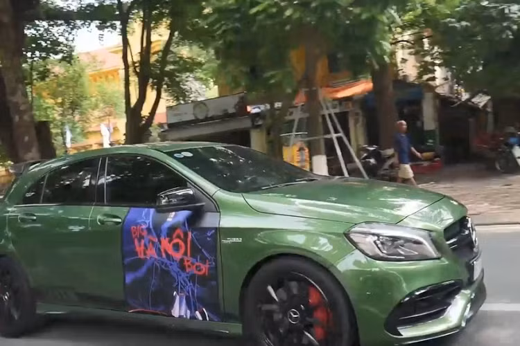 Và một chiếc Mercedes-Benz A45 AMG.