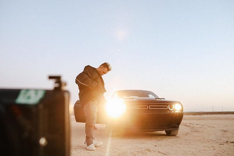 Binz thực hiện MV "Sofar" ở tận trời tây với bối cảnh là các góc quay tại Los Angeles cùng đội ngũ những người làm phim trẻ của Hollywood và điểm nhấn chính là chiếc xe thể thao Dodge Challenger.