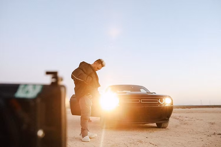 Binz thực hiện MV "Sofar" ở tận trời tây với bối cảnh là các góc quay tại Los Angeles cùng đội ngũ những người làm phim trẻ của Hollywood và điểm nhấn chính là chiếc xe thể thao Dodge Challenger.