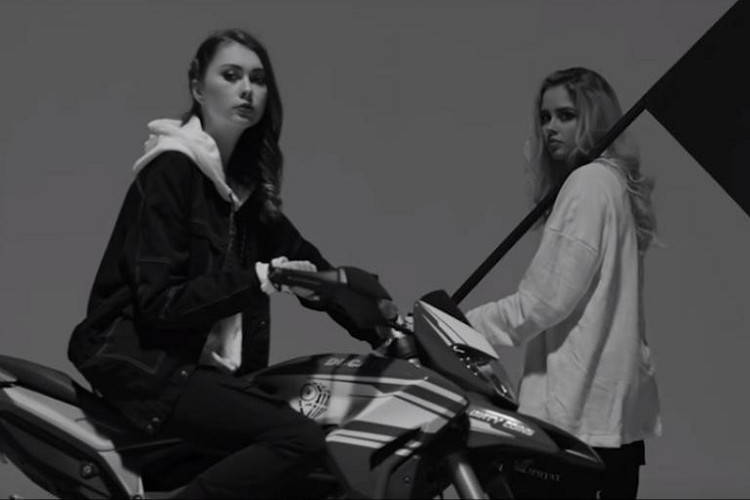 Ngoài ra còn có mẫu xe mô tô của Ducati.