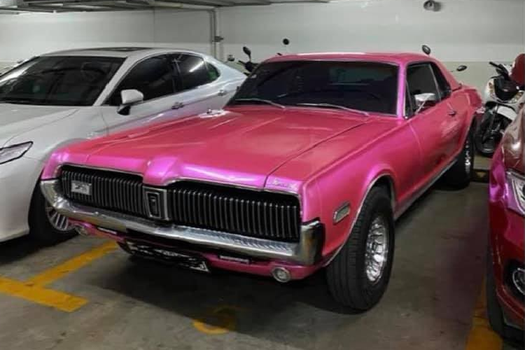 Ở ngoài đời, rapper Binz rất hay bị bắt gặp trên chiếc xe thể thao cổ mang tên Mercury Cougar. Chiếc xe này nguyên bản có màu đỏ nhưng hiện đã được cho thay áo sang màu ghi xám và cũng xuất hiện trong MV mới nhất "Bigcityboi" của Binz. Hiện chiếc xe này mang màu hồng.