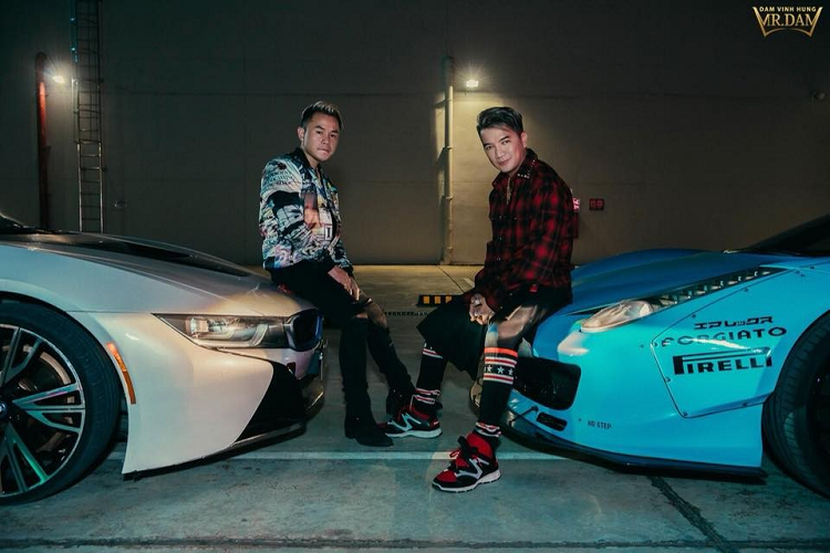 Lê Nguyễn Trung Đan hay còn được biết đến rộng rãi hơn qua nghệ danh Binz, là một rapper khá nổi tiếng tại Việt Nam. Trong các MV không khó để giới mê xe bắt gặp những mẫu xe khủng từ môtô, xe thể thao độ, xe cơ bắp... thậm chí cả siêu xe của Binz. Mới đây, anh xuất hiện cùng Đàm Vĩnh Hưng trong MV Hello có sự góp mặt của BMW i8 và Ferrari 458 Italia độ Liberty Walk.