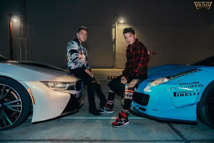 Lê Nguyễn Trung Đan hay còn được biết đến rộng rãi hơn qua nghệ danh Binz, là một rapper khá nổi tiếng tại Việt Nam. Trong các MV không khó để giới mê xe bắt gặp những mẫu xe khủng từ môtô, xe thể thao độ, xe cơ bắp... thậm chí cả siêu xe của Binz. Mới đây, anh xuất hiện cùng Đàm Vĩnh Hưng trong MV Hello có sự góp mặt của BMW i8 và Ferrari 458 Italia độ Liberty Walk.