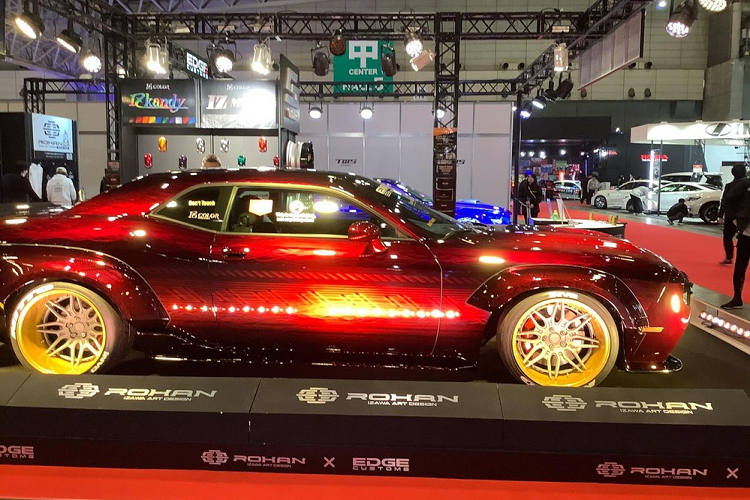 Chiếc Dodge Challenger độ màu đỏ nổi bật tại gian hàng Rohan Izawa Art Design