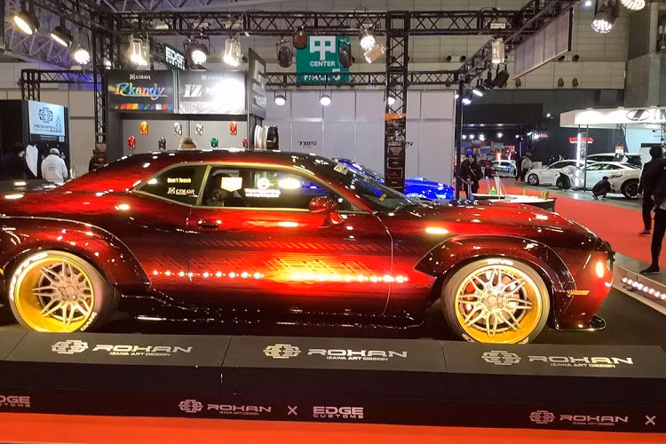 Chiếc Dodge Challenger độ màu đỏ nổi bật tại gian hàng Rohan Izawa Art Design