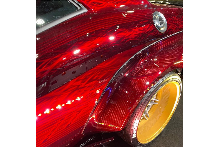 Chưa dừng lại ở đó, công ty độ xe Nhật Bản còn trang bị cho xe một bộ la-zăng hậu mãi và đáng lưu ý nhất, một sơ đồ sơn đặc biệt có hình “ghost flame” (lửa ma) và những chi tiết khác tích hợp đẹp đẽ, đậm tính nghệ thuật vào nước sơn hoàn thiện màu đỏ kim loại. Đồng thời, chiếc xe cũng đã được hạ thấp xuống một chút.