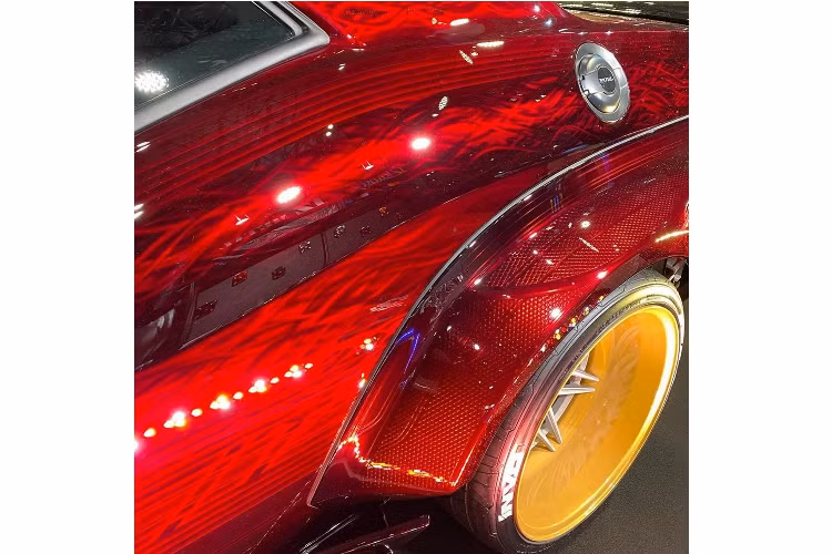 Chưa dừng lại ở đó, công ty độ xe Nhật Bản còn trang bị cho xe một bộ la-zăng hậu mãi và đáng lưu ý nhất, một sơ đồ sơn đặc biệt có hình “ghost flame” (lửa ma) và những chi tiết khác tích hợp đẹp đẽ, đậm tính nghệ thuật vào nước sơn hoàn thiện màu đỏ kim loại. Đồng thời, chiếc xe cũng đã được hạ thấp xuống một chút.