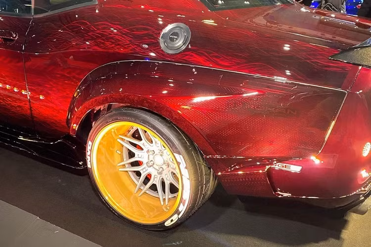 Chiếc Challenger đầu tiên có tiềm năng là biến bản SRT Hellcat hoàn thiện trong màu đỏ tươi. Rõ ràng là được truyền cảm hứng bởi bộ trang bị Challenger Widebody mới được giới thiệu bởi chính Dodge, sản phẩm của Rohan cũng có bộ vòm bánh xe loe rộng nhưng chúng thậm chí trông còn hoang dại hơn những Dodge đã nghĩ ra cho chiếc xe cơ bắp biểu tượng của mình.