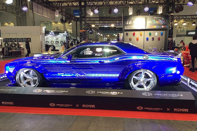 Đối với chiếc Dodge Challenger thứ hai của Rohan Izawa Art Design, nó trông giống như là 392 Hemi Scat Pack Shaker và cũng được lắp một bộ vòm bánh xe loe rộng. Bên cạnh đó, nó nằm trên một bộ la-zăng 5 chấu mạ crôm bóng loáng, có thanh ốp sườn kéo dài, một bộ khuếch tán gió mới mẻ, và một sơ đồ sơn có lẽ bắt mắt hơn cả chiếc màu đỏ.
