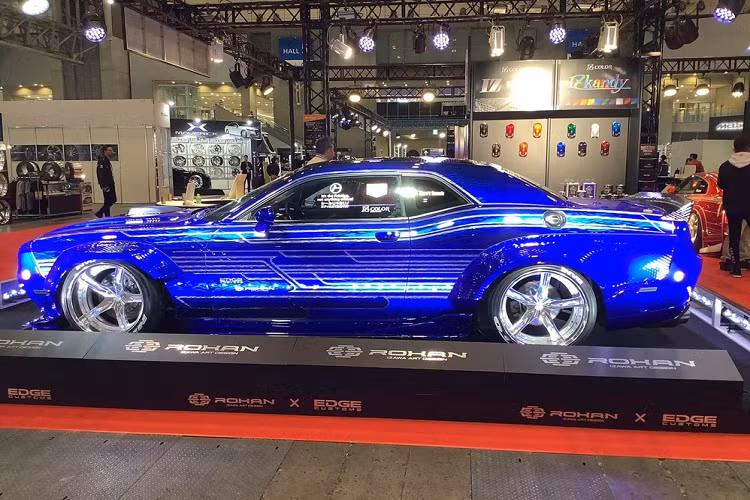 Đối với chiếc Dodge Challenger thứ hai của Rohan Izawa Art Design, nó trông giống như là 392 Hemi Scat Pack Shaker và cũng được lắp một bộ vòm bánh xe loe rộng. Bên cạnh đó, nó nằm trên một bộ la-zăng 5 chấu mạ crôm bóng loáng, có thanh ốp sườn kéo dài, một bộ khuếch tán gió mới mẻ, và một sơ đồ sơn có lẽ bắt mắt hơn cả chiếc màu đỏ.