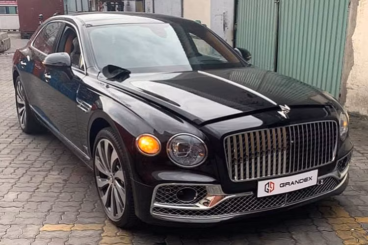 Hồi tháng 8, một chiếc Bentley Flying Spur W12 2020 mới đã được nhập chính hãng tại Việt Nam đưa về và chào bán với giá gần 30 tỷ đồng. Đến những ngày cuối năm 2020, thêm một chiếc nữa được đưa về nước nhưng lần này là bởi một doanh nghiệp nhập khẩu tư nhân tại Hà Nội. Trước đó, đơn vị này cũng từng nhập về một chiếc Flying Spur bản V8 và đã bàn giao cho khách hàng tại Thủ Đô.