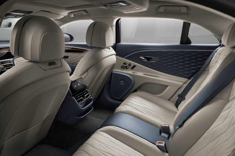 Kết hợp với hộp số ly hợp kép 8 cấp, Flying Spur 2020 có thể tăng tốc từ 0-100 km/h trong vòng 3,8 giây, trước khi đạt tốc độ tối đa 333 km/h. Hệ thống dẫn động Active AWD mới bao gồm một hệ thống ly hợp có thể chuyển thành cấu hình dẫn động 2 bánh ở cầu sau cũng như tự động truyền lực kéo lên 2 bánh trước tùy điều kiện mặt đường và độ trơn trượt.