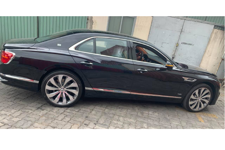 Nếu như chiếc xe siêu sang Bently Flying Spur W12 đầu tiên về Việt Nam sở hữu ngoại thất màu xanh thì chiếc thứ 2 mới về có màu đen, nội thất bên trong bọc da màu da bò thường được các đại gia Việt lựa chọn. Mức giá xe Bentley Flying Spur W12 2020 mới này chưa được đại lý tư nhân công bố, nhưng chắc chắn cũng không hề rẻ hơn chính hãng.