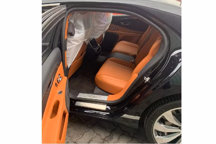 Đáng chú ý, Flying Spur 2020 là mẫu xe đầu tiên của Bentley được trang bị hệ thống lái 4 bánh AWS điều khiển điện tử, kết hợp với hệ dẫn động 4 bánh chủ động Active AWD và hệ thống điều khiển Bentley Dynamic Ride giúp tăng khả năng vận hành tối ưu cho xe.