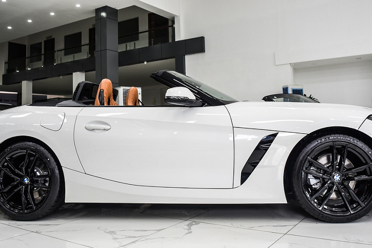 Được trang bị gói M-Sport, BMW Z4 sDrive30i M-Sport không khác biệt nhiều phiên bản M40i về ngoại hình, với các khe hút gió trước mở rộng hơn và bộ mâm M-Sport 19 inch 5 chấu kép sơn đen bóng. 