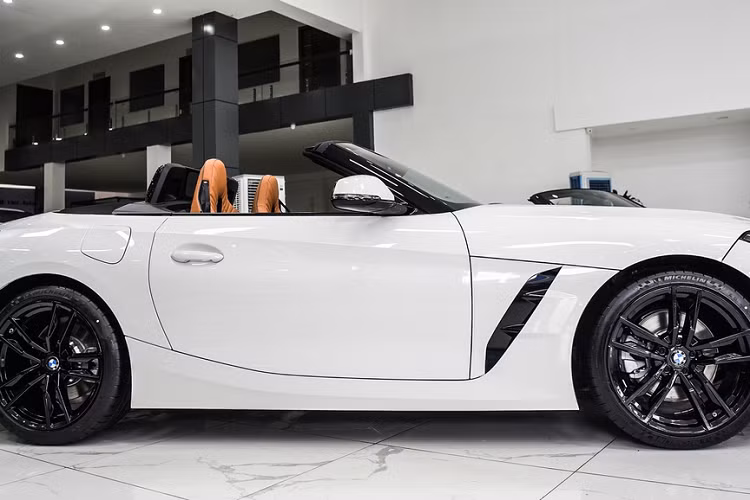 Được trang bị gói M-Sport, BMW Z4 sDrive30i M-Sport không khác biệt nhiều phiên bản M40i về ngoại hình, với các khe hút gió trước mở rộng hơn và bộ mâm M-Sport 19 inch 5 chấu kép sơn đen bóng. 