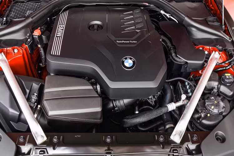 BMW Z4 sDrive30i M-Sport được trang bị động cơ tăng áp cuộn kép 2.0L, công suất 255 mã lực, mô-men xoắn 400 Nm, hộp số tự động 8 cấp và hệ dẫn động cầu sau. Xe có khả năng tăng tốc 0-100 km/h trong 5,4 giây trước khi đạt tốc độ tối đa 250 km/h. Mức giá xe BMW Z4 sDrive30i M-Sport chưa được đại lý tư nhân công bố. 