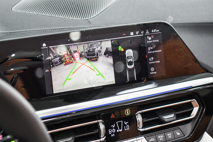 Một số trang bị tiện nghi và an toàn của BMW Z4 sDrive30i M-Sport gồm có sạc điện thoại không dây, đóng/mở mui bằng nút bấm, camera lùi, cảm biến trước/sau, 3 chế độ lái, kiểm soát hành trình thích ứng và tính năng Launch Control. 