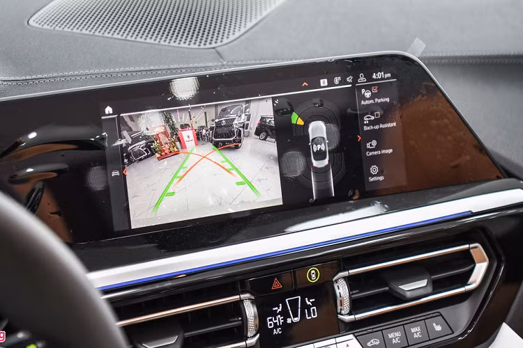 Một số trang bị tiện nghi và an toàn của BMW Z4 sDrive30i M-Sport gồm có sạc điện thoại không dây, đóng/mở mui bằng nút bấm, camera lùi, cảm biến trước/sau, 3 chế độ lái, kiểm soát hành trình thích ứng và tính năng Launch Control. 