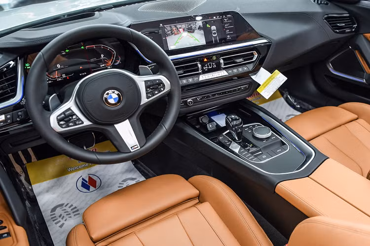 BMW Z4 sDrive30i M-Sport được trang bị ghế bọc da Vernasca, chỉnh điện và có đệm đỡ đùi, vô-lăng M-Sport tích hợp lẫy chuyển số, nhiều nút bấm điều khiển và bảng đồng hồ dạng màn hình kỹ thuật số Live Cockpit Professional. 