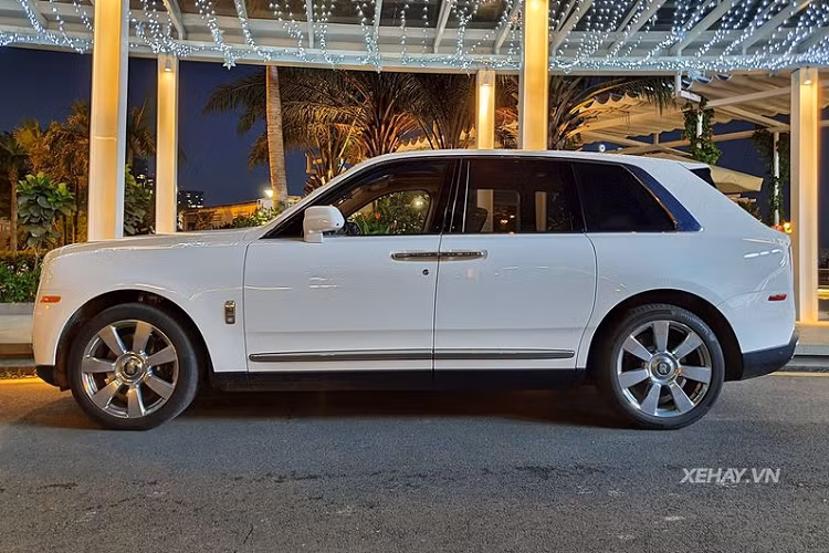 Ngoài ra, SUV siêu sang Rolls-Royce Cullinan đến từ Anh Quốc còn được trang bị các bánh xe 7 chấu to bản kích thước 22 inch và sơn bạc nổi bật. Chính giữa mỗi la-zăng đều có logo Rolls-Royce tự cân bằng được tô điểm bằng viền màu trắng, tệp với màu sơn xe.