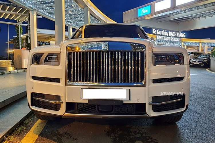 Ngoài diện mạo bóng bẩy, Cullinan sở hữu khoang nội thất thuộc hàng xa xỉ bậc nhất hiện nay với sự chăm chút, tỉ mỉ đến từng chi tiết nhỏ nhất chưa kể tới hất liệu da, gỗ cao cấp và không gian siêu rộng rãi của Cullinan.