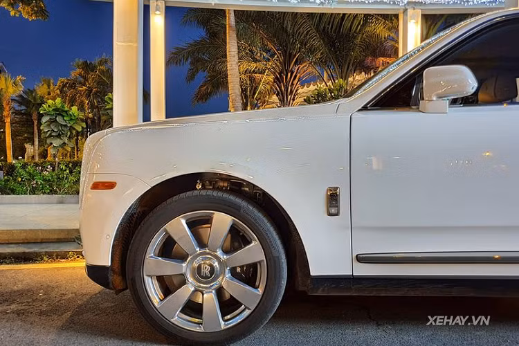 Ra mắt thế giới lần đầu tiên vào tháng 5/2018, Rolls-Royce Cullinan được đặt tên theo viên kim cương thô lớn nhất thế giới và chiếc SUV đầu tiên của Rolls-Royce thực sự xứng đáng với cái tên này.