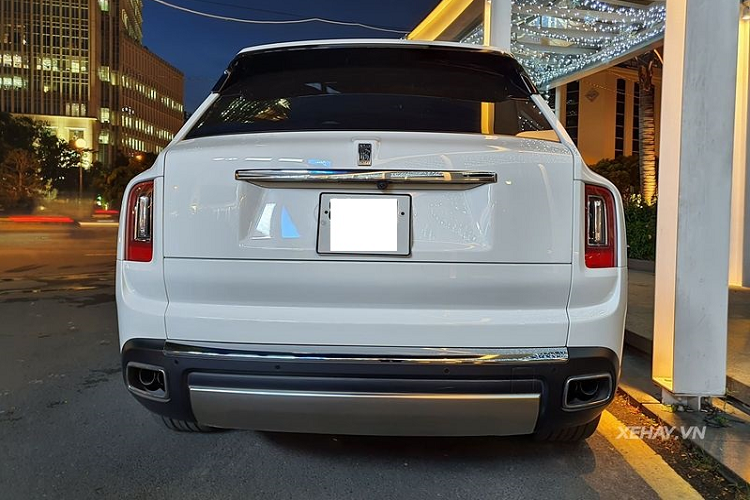 Tại Việt Nam, giá xe Rolls-Royce Cullinan hiện vẫn đang được phân phối chính hãng từ 32,382 tỷ cho đến hơn 50 tỷ đồng.