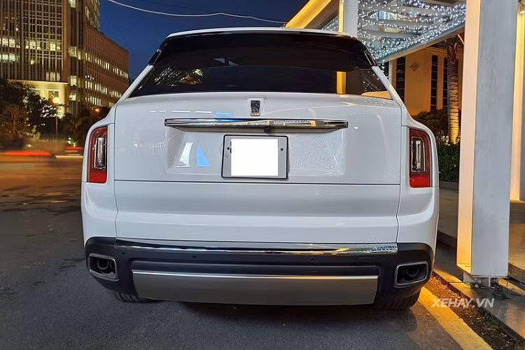 Tại Việt Nam, giá xe Rolls-Royce Cullinan hiện vẫn đang được phân phối chính hãng từ 32,382 tỷ cho đến hơn 50 tỷ đồng.