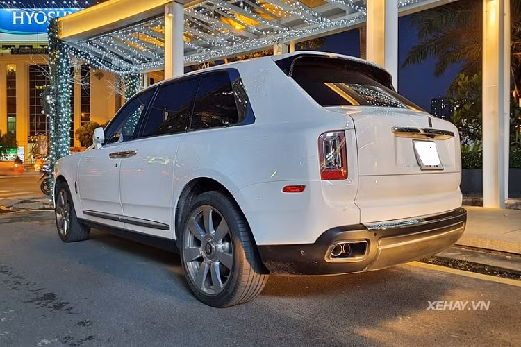 Sức mạnh của Rolls-Royce Cullinan đến từ khối động cơ tăng áp kép V12 6,75 lít sản sinh công suất 563 mã lực và mô-men xoắn cực đại 850Nm, đi kèm là hộp số tự động 8 cấp ZF.