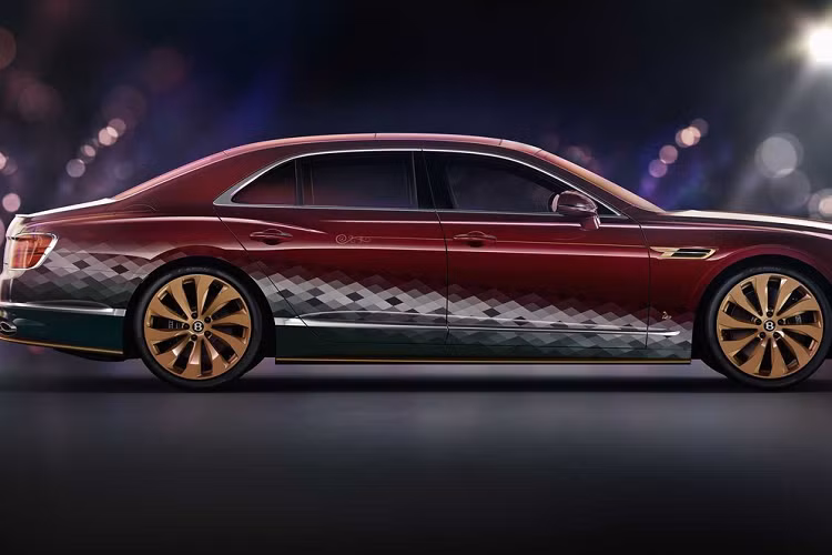 Họa tiết kim cương với nhiều màu xám khác nhau trải dài toàn bộ nửa dưới thân xe. Các chi tiết bằng sợi carbon tô điểm trên bục cửa, cánh gió thể thao và bộ khuếch tán sau cũng làm từ sợi carbon.